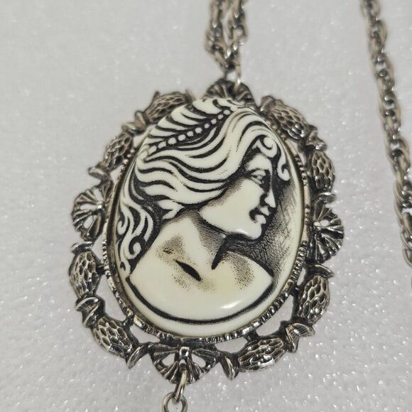 1970s Resin Cameo Black White Pendant Necklace Tassel Silver Tone Vintage - Picture 6 of 14